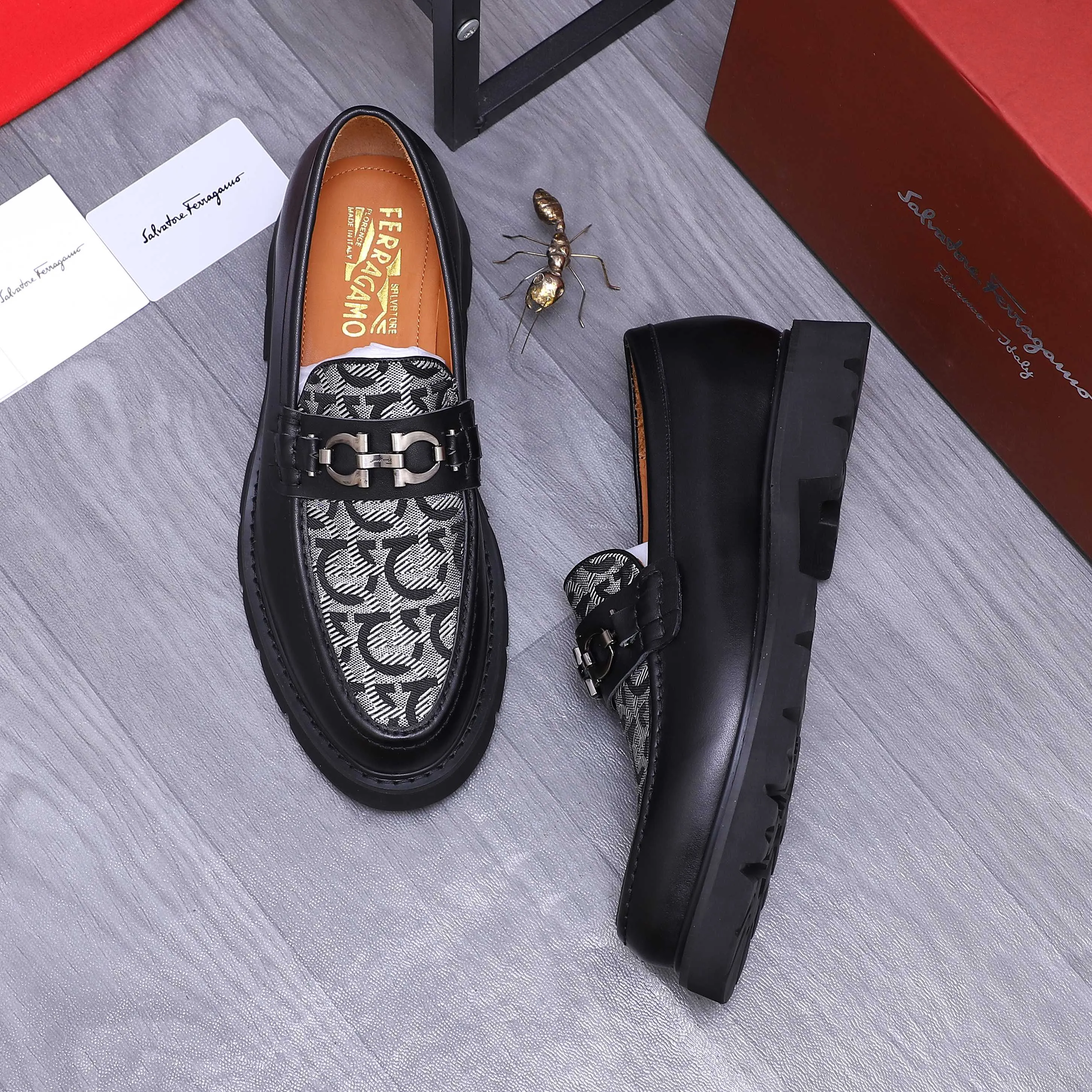 Men's shoes 💰680 Product trademark: Ferragamo " Ferragamo ] Business slip-on leather shoes Regular size: 39-44 (45 is custom-made and non-returnable) Product materials: Selected cowhide stitching woven upper, cowhide lining, original outsole